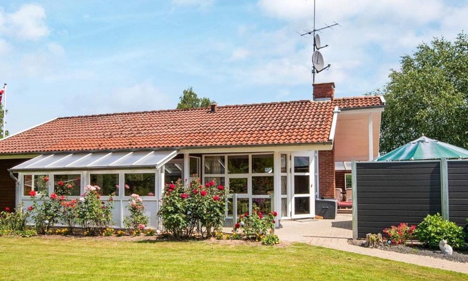 Grønninghoved Strand House | Charming Holiday Home in Jutland with Private Whirlpool