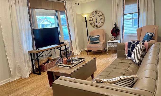 Topeka House | Charming Home ~ Expo-Centre ~ Near City Center ~ Fenced Yard