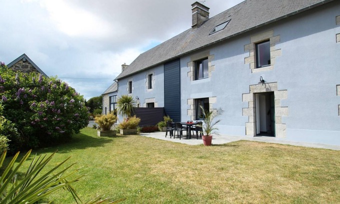 Lingreville Cottage | Charming house with fireplace and garden near beach