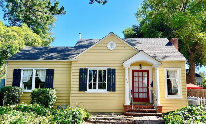 Alta Heights House | Charming House ~ With Hot Tub! Walk to Town & Oxbow Market!