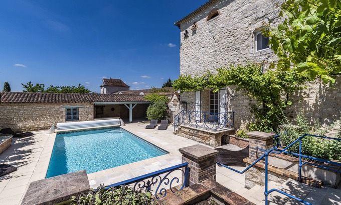 Sadillac House | Charming house with swimming pool and private courtyard next to a château.