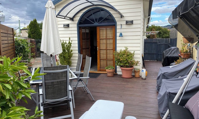 Invermay House | Charming little character home , 20 min walk to city centre, close to everything
