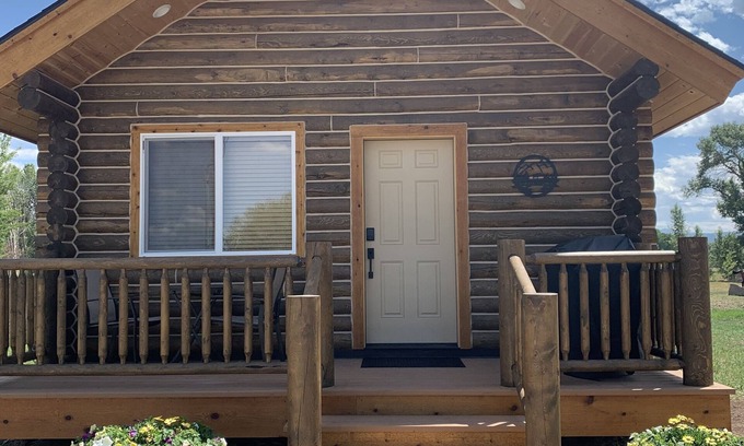 Victor Cabin | Charming Log Cabin close to GTNP with fishing access nearby