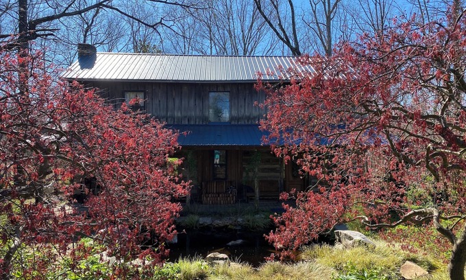 Como Cabin | Charming Log Cabin Retreat with Flower Garden