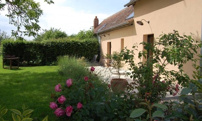 Saint-Pere-sur-Loire Cottage | Charming Loire cottage with terrace in nature