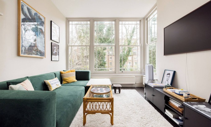 Westbourne Apartment | Charming Maisonette with Workspace in Notting Hill