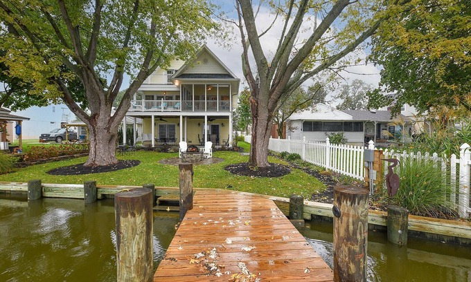 Essex House | Charming Middle River Hideaway with Water-Front/Fire-pit/WiFi/Prvt Parking