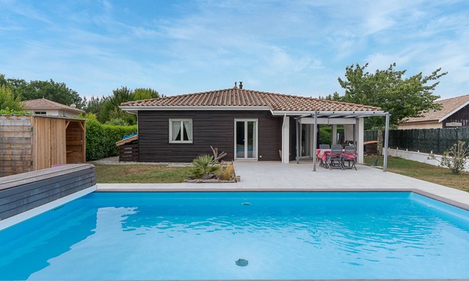 Mimizan House | Charming Mimizan Home with Pool, Near Lake, 2 Beds, WiFi and Optional Amenities