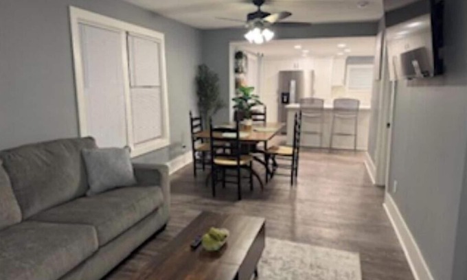 Taylorville House | Charming Oasis 2-bedroom house with AC, WiFi in small town Taylorville