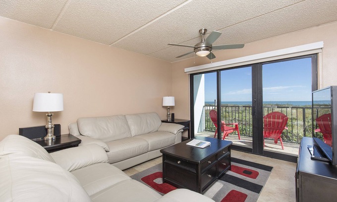 South Padre Island Condo | Charming Oceanfront Condo with Pool & Direct Beach Access!