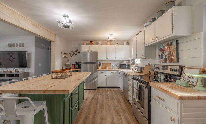 St. Charles House | Charming open 4bd and screen-in porch! Sleeps 10!