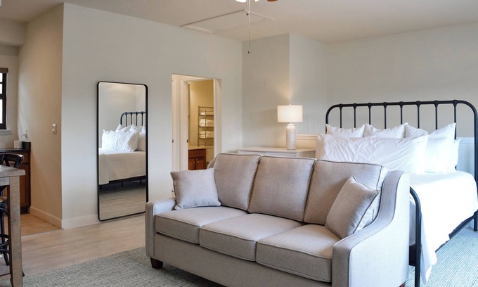 Palencia Apartment | Charming Palencia Studio Fully Furnished