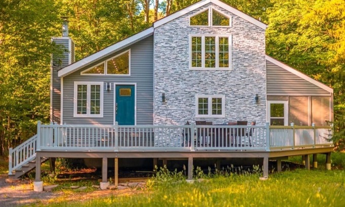 Gouldsboro Ski Chalet | Charming & Peaceful LUXURY 3-bedroom chalet in Gouldsboro
