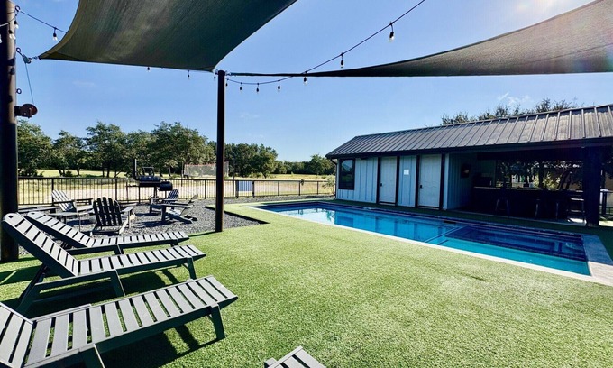 Sabinal House | Charming Pool House and Porch Bedroom with AC in Concan