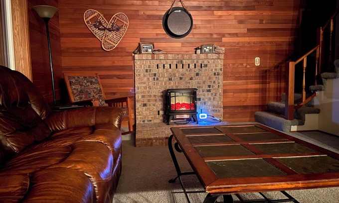 Randle Cabin | Charming private 3-bedroom cabin with WiFi, AC and Hot Tub in quaint Randle.