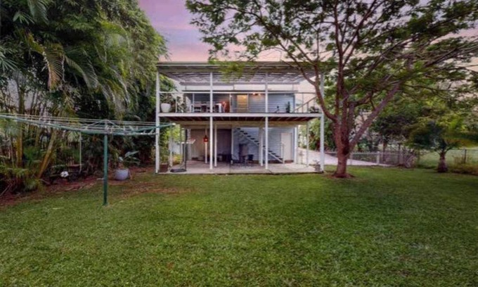 Beachmere House | Charming Queenslander in Beachmere: WiFi, A/C, Netflix, Kayo, Sleeps up to 10.