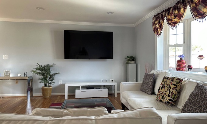 Hillcrest Heights House | Charming Recently Renovated 3-bedroom home in Temple Hills