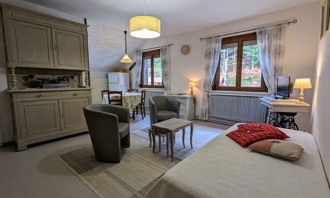 Le Syndicat Apartment | Charming Renovated Farmhouse, Near Ski Resorts & Hiking Trails, All-Inclusive, Close to Amenities