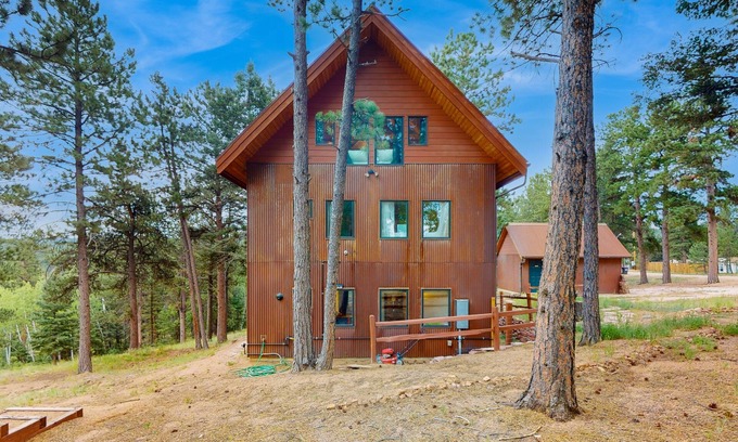Florissant House | Charming retreat with modern comforts in serene views of Pike's Peak