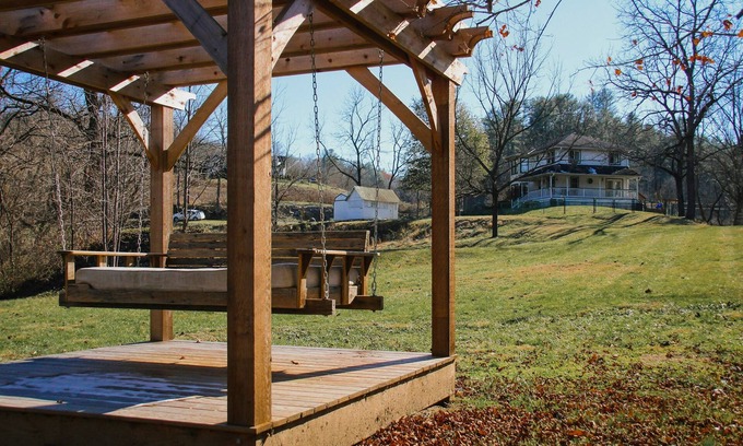 Marshall House | Charming Riverfront House with Full Kitchen, Wifi, and Central AC | Dog-Friendly