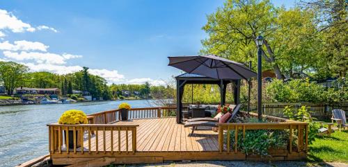 Wasaga Beach Villa | Charming riverside cottage, walk to beach