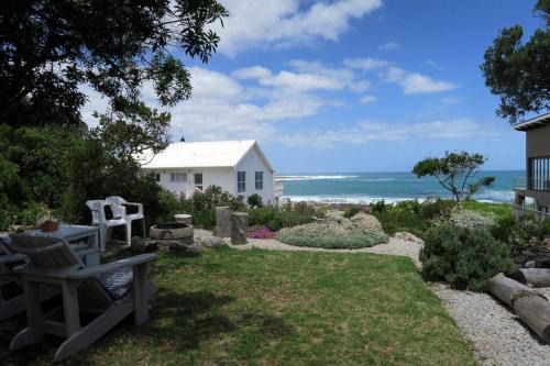 Sandbaai House | Charming rondavels 100 meters from sea