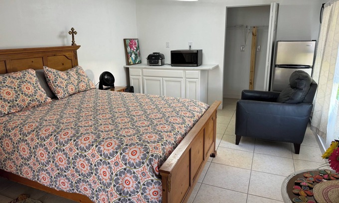 Venice Gardens Apartment | Charming Room with WiFi and AC in Beautiful Venice