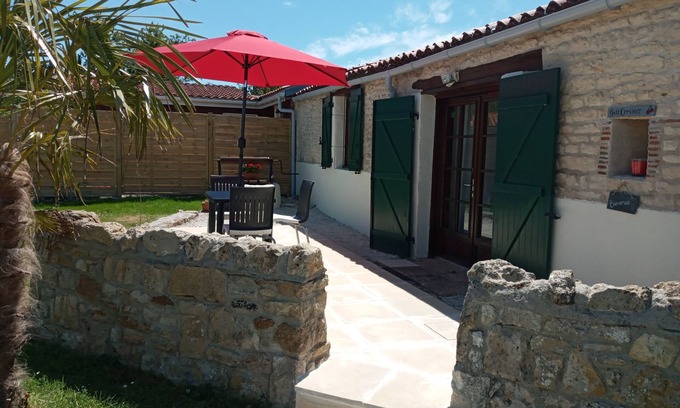Saint-Valerien Cottage | Charming rural gite set in spacious gardens in the beautiful Vendee