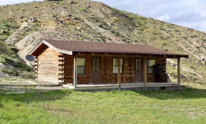 Wapiti Cabin | Charming Rustic Log Cabin near Yellowstone