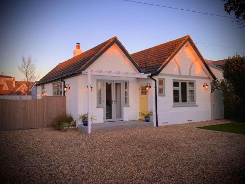 East Wittering House | Charming Seaside Cottage - 5-Min Walk to Beach