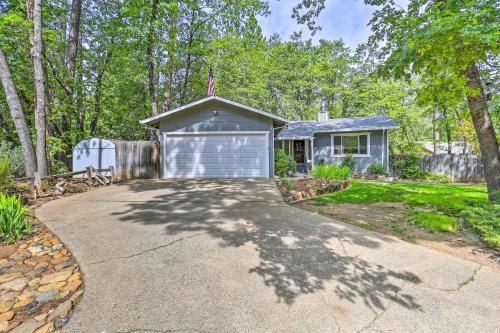 Lakehead-Lakeshore House | Charming Shasta Lake Retreat Boat, Hike and Fish!