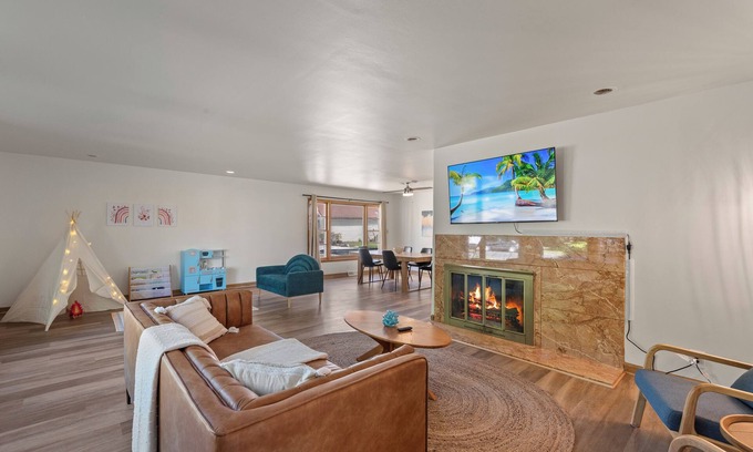 Milwaukee Apartment | Charming Spacious Comfort Near Tosa - 11 minutes to Froedtert Hospital