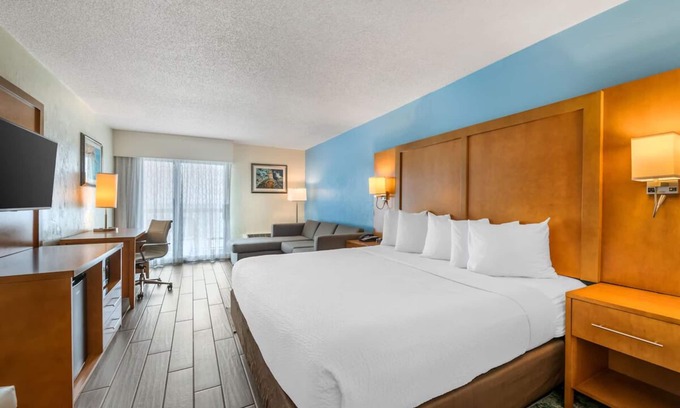 Seabreeze Park Hotel | Charming Stay by the Shore | Balcony w/Stunning Ocean Views for a Relaxing Stay