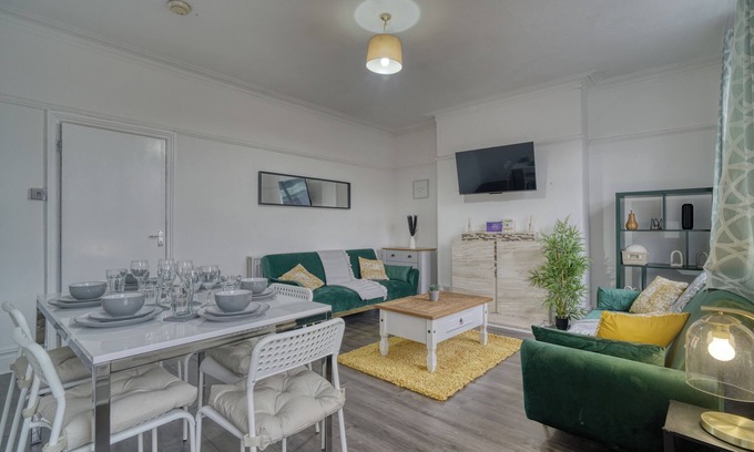 Trafford House | Charming Stay Near Old Trafford!