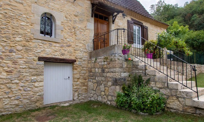 Tourtoirac Cottage | Charming Stone Cottage with Garden and Parking