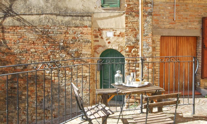 Montedinove House | Charming stone house with beautiful sun terrace.