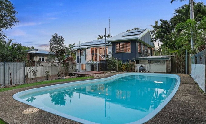 Manoora House | Charming Traditional Queenslander - Close To City