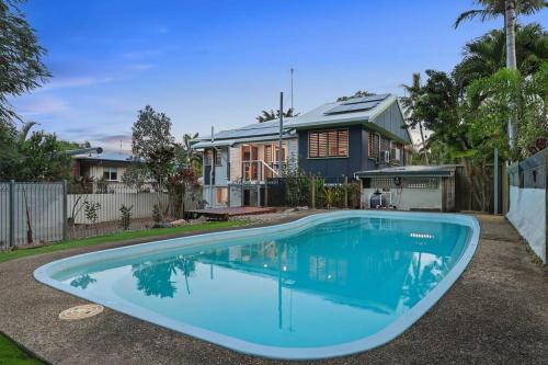 Manoora House | Charming Traditional Queenslander - Close To City