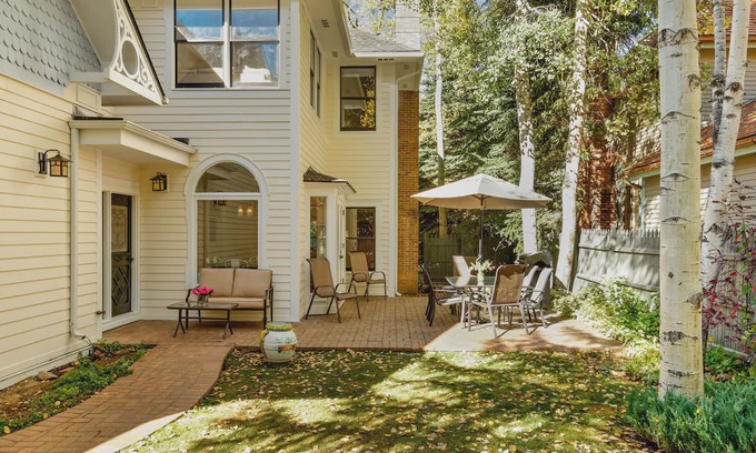 West End House | Charming Triangle Park Home - West End - Perfect Location for Summer & Winter!
