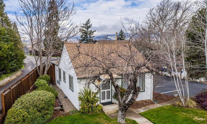 Skidmore Academy Historic District Cottage | Charming Two Bedroom Private Cottage within walking distance to Ashland downtown