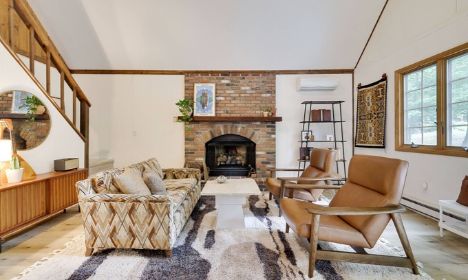 Lake Ariel Cabin | Charming, updated Cabin in The Hideout