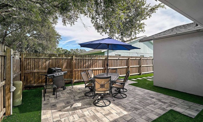 Bradenton House | Charming Vacation Home Steps from Scenic Park- Near IMG and Beaches