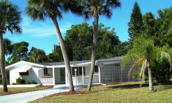 South Venice House | Charming Villa, "West Of the Trail' 1.6 miles from closest beach & shopping
