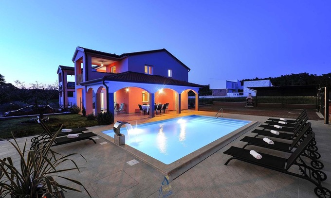 Novigrad Villa | Charming Villa with Hydro Massage Pool, Perfect for Groups of 8