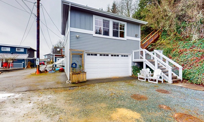 Camano Island House | Charming Waterfront Studio Rental with fireplace on Camano Island