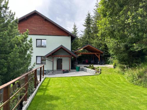 Zdiar House | Chata pod smrečkami s krbom a krásnym prostredím