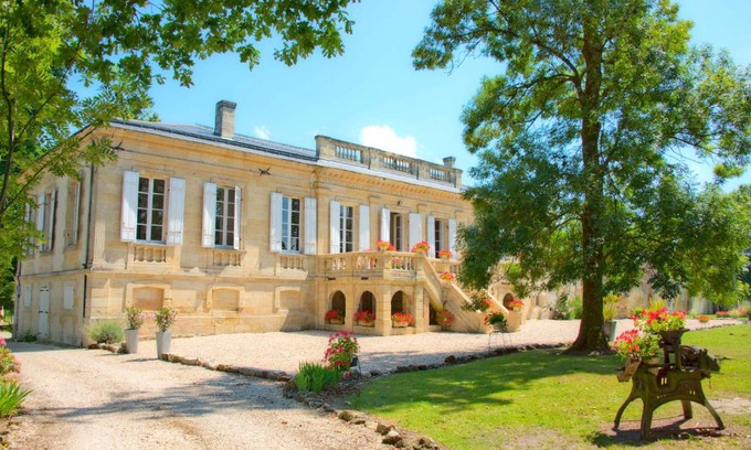 Saint-Christoly-de-Blaye Bed & Breakfast | Chateau Bavolier