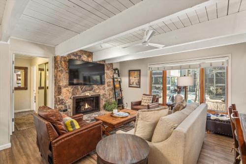 Aspen House | Chateau Chaumont Unit 5, Condo with Prime Location, 1 Block to Aspen Mountain