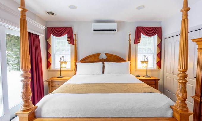 Bartlett House | Chateau Grand Master Suite – Private Summer Pool, Cozy Fireplace, Patio with Gas Grill & Stunning Vi
