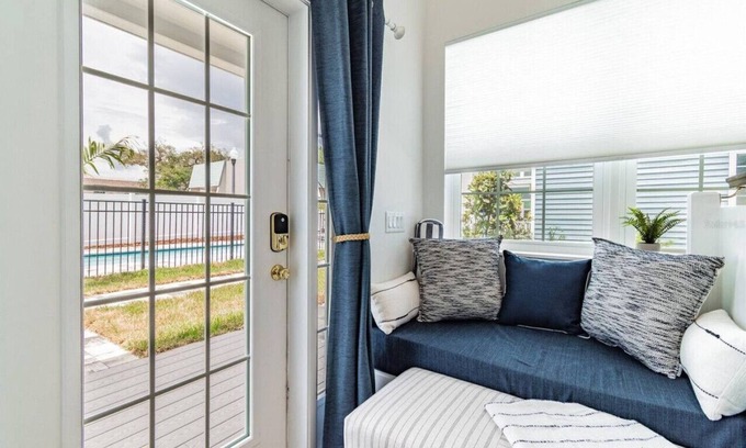 Downtown Dunedin House | Cheerful 1 bedroom tiny house with pool "Sandy"